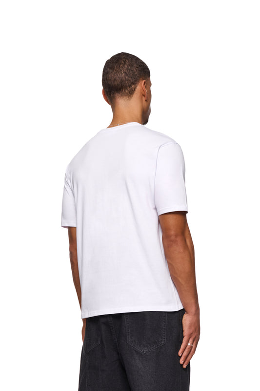 Mann trägt CC Core T-Shirt White mit Ripp-Kragen und gesticktem OLAKALA-Icon auf der linken Brust, reguläre Passform, unisex Design.