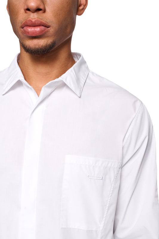 Nahaufnahme eines Mannes mit dem CC Core Button Shirt White, zeigt den verstärkten Kragen und die verdeckte Knopfleiste. Ideal für Komfort und Langlebigkeit.