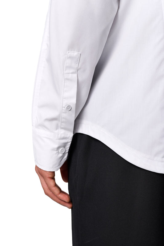 Nahaufnahme einer Hand, die auf dem CC Core Button Shirt White mit Brusttasche und verdeckter Knopfleiste liegt. Hochwertige Verarbeitung für Komfort und Langlebigkeit.