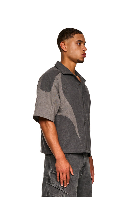 Nahaufnahme eines Mannes, der das Echoes Denim Icon Shirt Gray trägt, mit Fokus auf den Ärmel und die hochwertige Verarbeitung, typisch für den OLAKALA® Onlineshop.