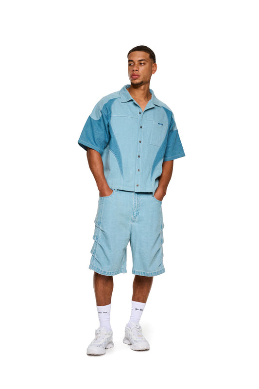 Mann trägt Echoes Jorts Blue, hervorgehoben durch Nahaufnahme eines weißen Schuhs.