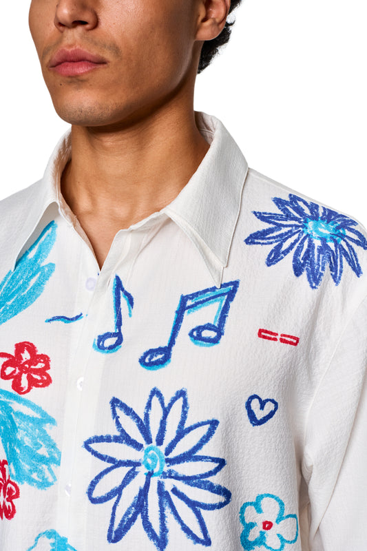 Nahaufnahme des Crayon Summer Shirt Graphic, getragen von einem Mann, präsentiert die dynamische Grafik und den aktiven Stil des OLAKALA® Onlineshops.