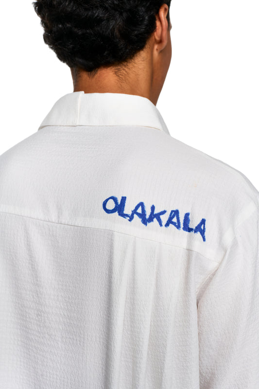 Nahaufnahme eines Ohrs und Nackens mit einem Crayon Summer Shirt Graphic, einem aktiven Shirt mit grafischem Design, das lässigen Stil von OLAKALA verkörpert.