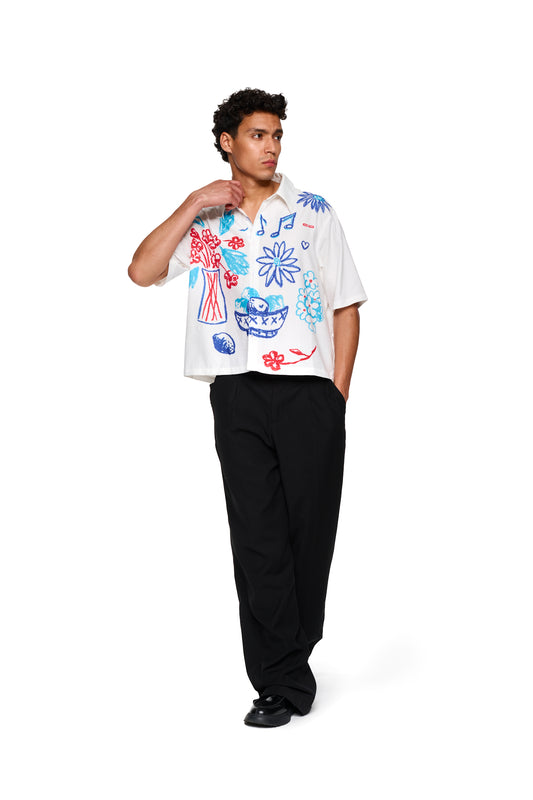 Mann trägt Crayon Summer Shirt Graphic mit Zeichnungen, ideal für legere Anlässe. Perfekte Darstellung des OLAKALA Stils.