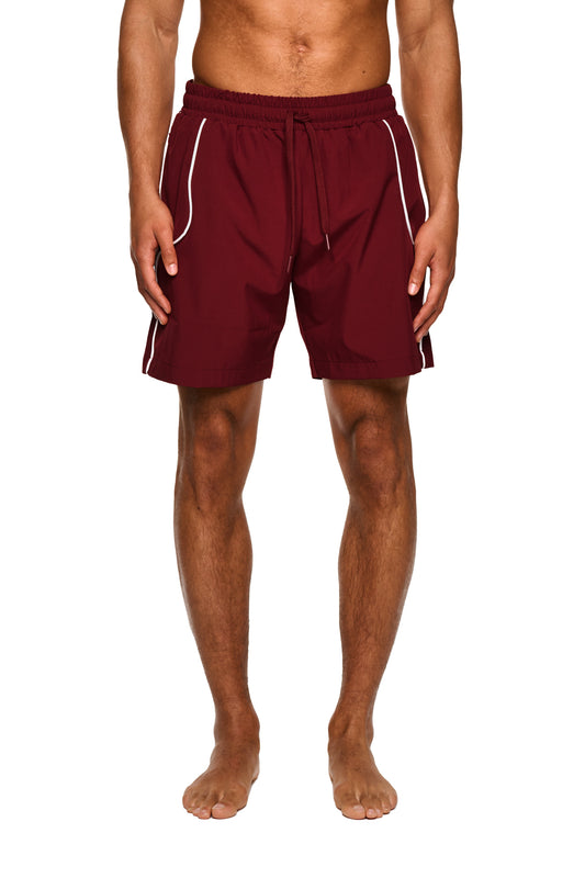 Nahaufnahme der 0asis Swim Shorts Red, mit elastischem Material und Mesh-Innenfutter, ideal für Bewegungsfreiheit. Enthält Seitentaschen und Logo-Print.