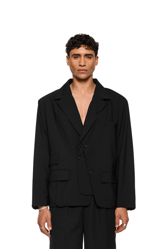 Asymmetrischer Layered Blazer mit doppellagiger Seite, herausnehmbarer Schulterpolsterung, asymmetrischem Reverskragen und mehreren Pattentaschen. Lockerer, unisex Schnitt.