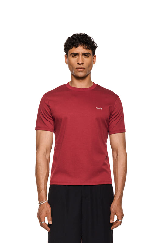 Pangea T-Shirt Burgundy mit glatter Oberfläche, Rippkragen und Logo-Stickerei auf der Brust, schmale Unisex-Passform, ideal für warme Tage.