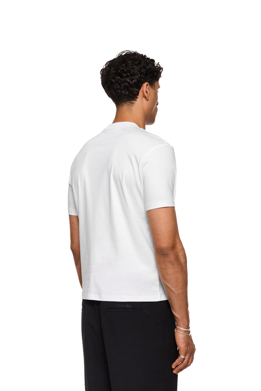 Pangea T-Shirt White mit glatter, kühlender Oberfläche, Rippkragen und Logo-Stickerei auf der Brust, schmale Unisex-Passform. Ideal für warme Tage.