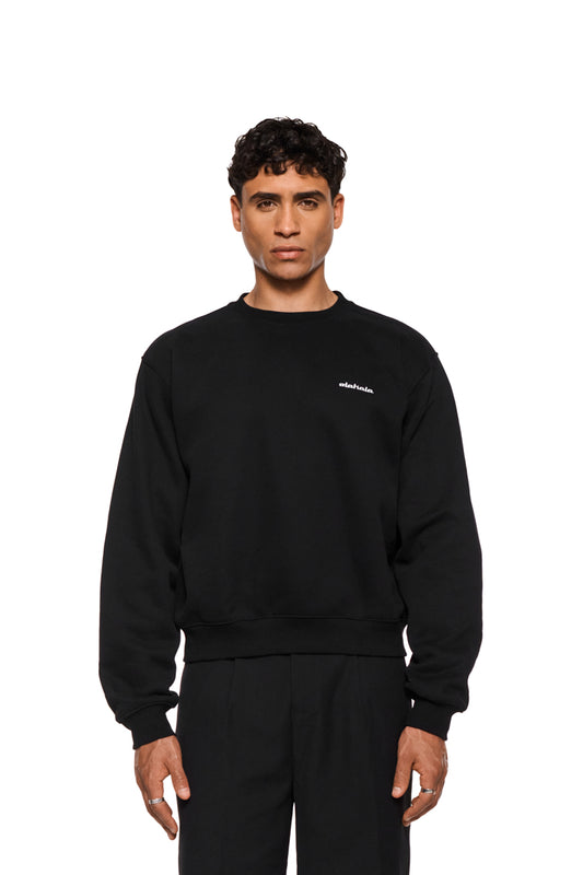 NC Sweater mit Ripp-Kragen, Grafik Neighbour's Cherries auf dem Rücken, gesticktem Logo auf der Brust und oversized Unisex-Passform. Hergestellt in der EU.