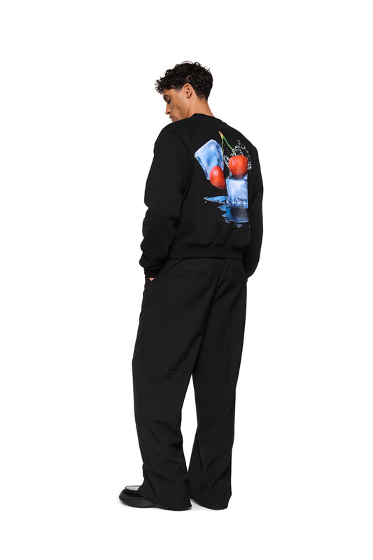 NC Sweater mit Ripp-Kragen und Bündchen, OLAKALA Neighbour's Cherries-Grafik auf dem Rücken, gesticktes Logo vorne, oversized Unisex-Passform.