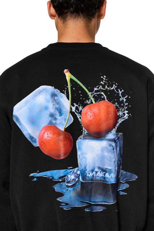 Neighbour's Cherries Sweater Black mit Grafik auf Rücken, gesticktem OLAKALA Logo auf Brust, reguläre Passform, unisex.