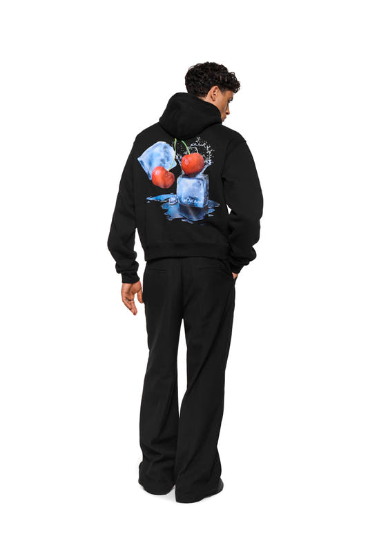 Schwarzer Hoodie mit Rückenprint: Eiswürfel, Kirschen und Spritzwasser-Design.