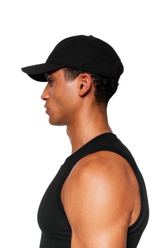Seitenprofil eines Mannes mit dem CC Icon Cap Black von OLAKALA, einstellbar mit Metallclip, zeigt gesticktes OLAKALA Logo vorne.