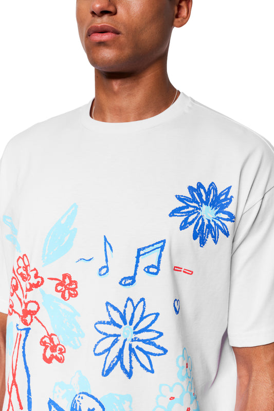 Crayon T-Shirt Oversized White mit handgezeichneten blauen und roten Blumen, Musiknoten und Herzskizzen auf Vorderseite, lockere, cropped Passform, unisex Design.