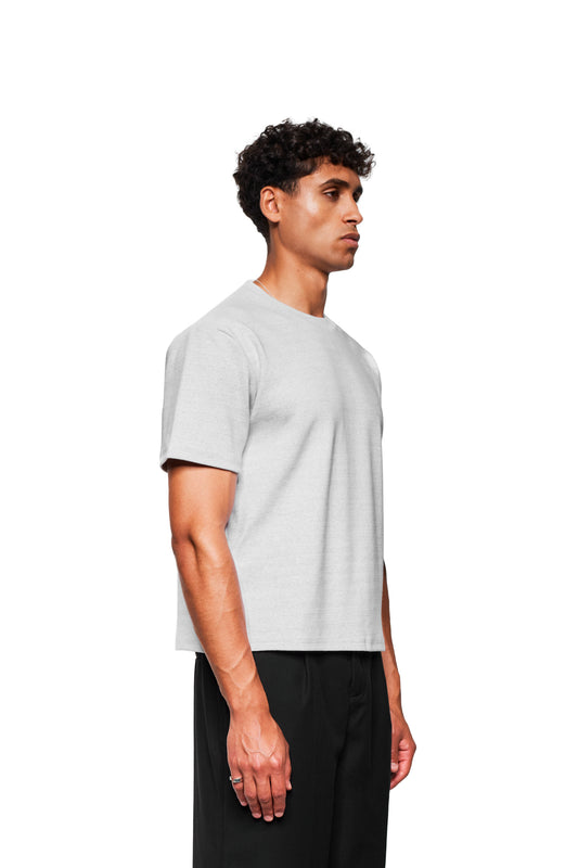 Mann im Profil trägt Exquisite Rib T-Shirt Gray Melange, aus festem Rippstoff, lockere Passform, unisex, präsentiert von OLAKALA.