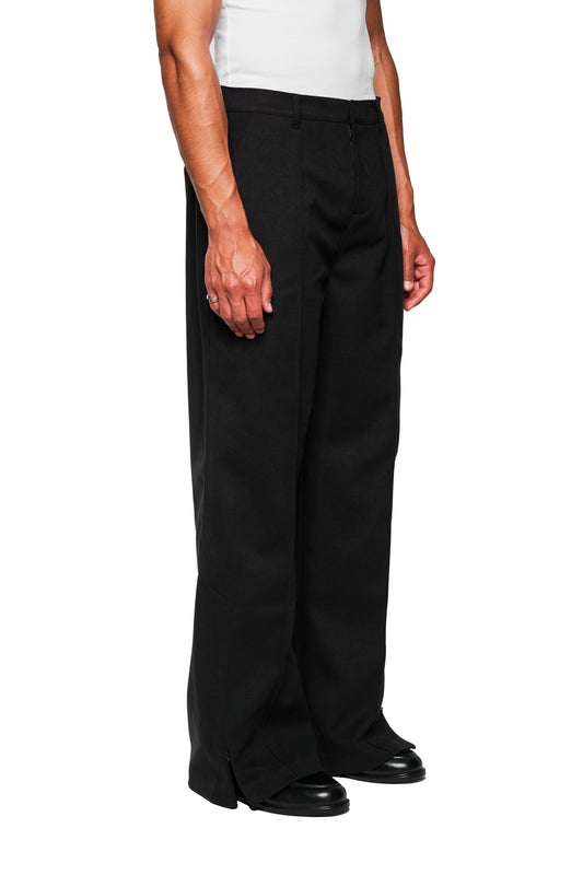 Unisex Exquisite Dress Pants Black mit weitem Bein, Biesen vorn, versetzter Seitennaht, Reißverschluss am Saum und gesticktem OLAKALA-Icon über der Gesäßtasche.