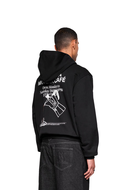 Rückansicht des Mokka Hoodie mit kaffeebezogenem Grafikdesign und bequemer Passform, kombiniert mit schwarzen Jeans mit dezentem Dampf-Emblem auf der rechten Gesäßtasche.