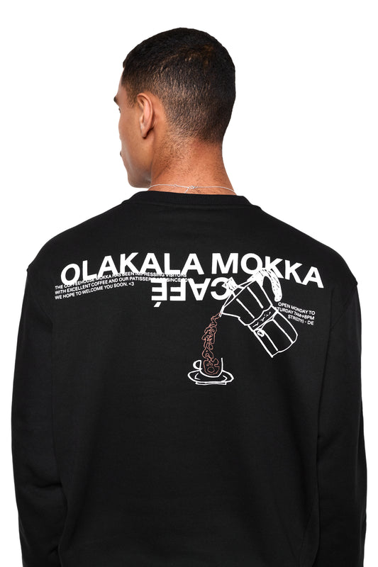 Rückansicht des Mokka Sweaters mit Mokka-Kannen-Motiv und „OLAKALA MOKKA CAFÉ“-Text, basierend auf dem CC Core Hoodie für verbesserten Tragekomfort.