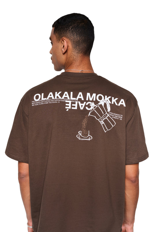 Rückansicht des Mokka T-Shirts Brown mit großem OLAKALA MOKKA CAFÉ-Print und Moka-Kanne-Design auf dem Rücken, betont durch oversized, boxy Schnitt.