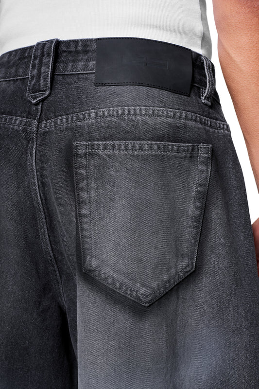 Zweifarbige Void Denim Pants mit asymmetrischer Gesäßtasche und PU-Patch am Bund, im klassischen 5-Pocket-Stil, zeigt markanten Used-Look.