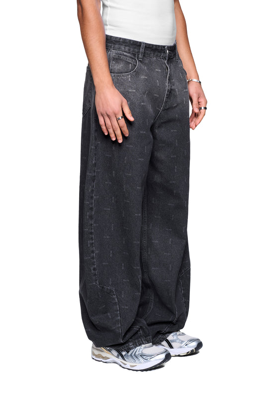 Person trägt Void Denim Pants mit baggy Banana-Fit, leicht schmaler werdendem Bein und Used-Optik, kombiniert mit silbernen Accessoires und chunky Sneakern.