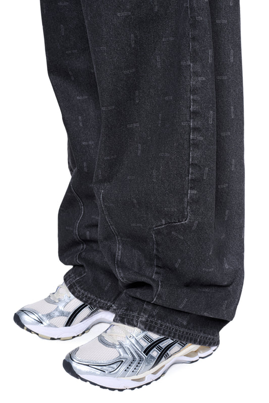 Person trägt Void Denim Pants, die sich um die Knöchel stauen, kombiniert mit weißen und silbernen Sneakers. Die Hose zeigt eine Used-Optik und markante Passform.