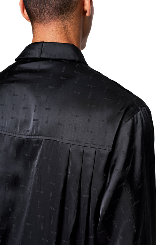 Schwarzes Satinhemd mit eingewebtem Muster, klassischem Kragen und Falten vom Rückenpasse; betont feine Details und lockere, unisex Passform.