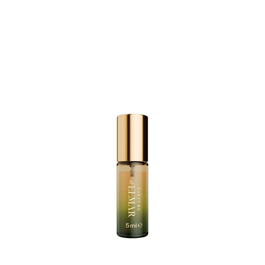 5 ml Mango Wooud Extrait de Parfum Roll-On von AMMAR Parfums, mit goldenem Verschluss und Farbverlauf von Bernstein zu Grün, markiert mit 5 ml ℮.

[AI]