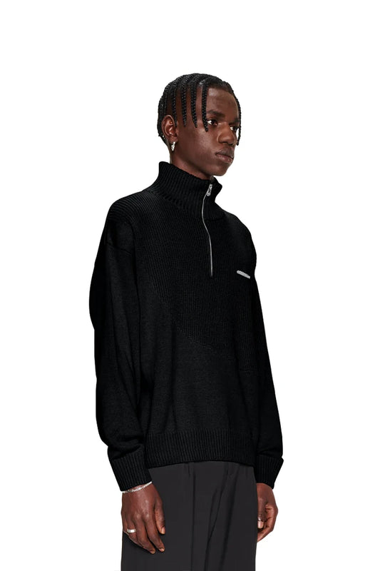 Mann trägt CC Knit Halfzip Black aus Strickmix mit Zipper und überschnittenen Schultern, unisex, oversized, präsentiert von OLAKALA.