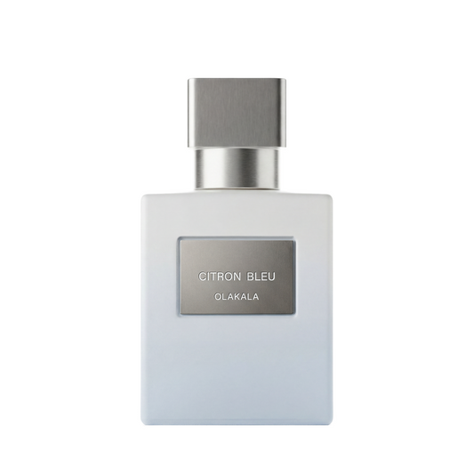 Citron Bleu Extrait de Parfum: Eleganter Flakon aus mattiertem Glas, von Weiß zu Blau verlaufend, mit metallischem Verschluss und OLAKALA-Logo.

[AI]