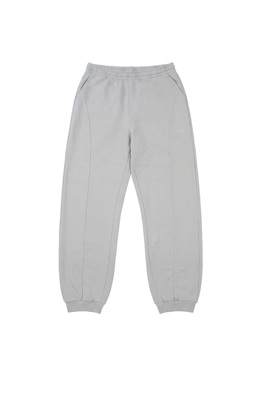 CC Core Sweatpants Gray, flach liegend: Elastischer Bund mit Kordelzug, seitliche Taschen, Panelnähte, Rippbündchen und dezentes Logo am Oberschenkel.
