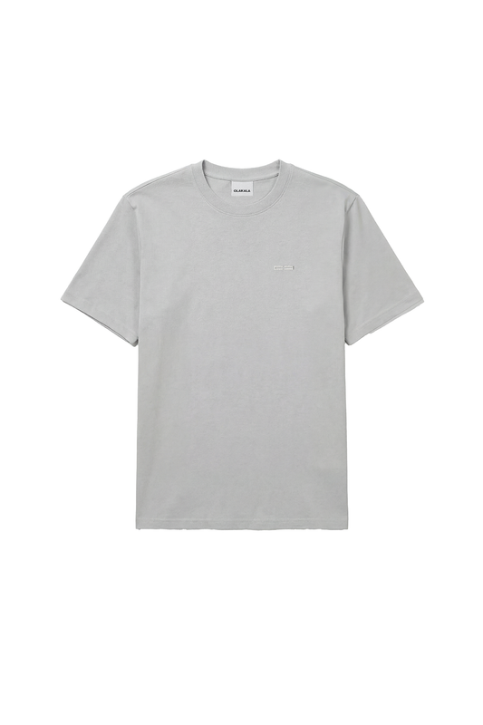 CC Core T-Shirt Grau, kurzärmelig, mit dezentem OLAKALA-Logo auf der Brust, bietet zeitloses Design und vielseitige Tragbarkeit, ideal als unisex Basic.