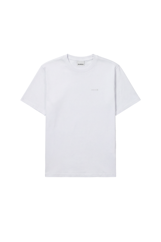 CC Core T-Shirt White: Schlichtes, weißes T-Shirt mit kurzen Ärmeln, Ripp-Kragen und gesticktem OLAKALA-Icon auf der Brust, vielseitig und unisex.