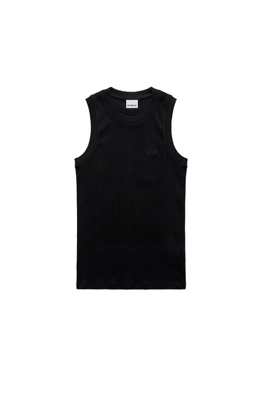 OLAKALA CC Core Tanktop in Schwarz, geripptes, ärmelloses Design mit Rundhalsausschnitt, dezentes Logo auf der Brust, betont die Körperlinie, Unisex.