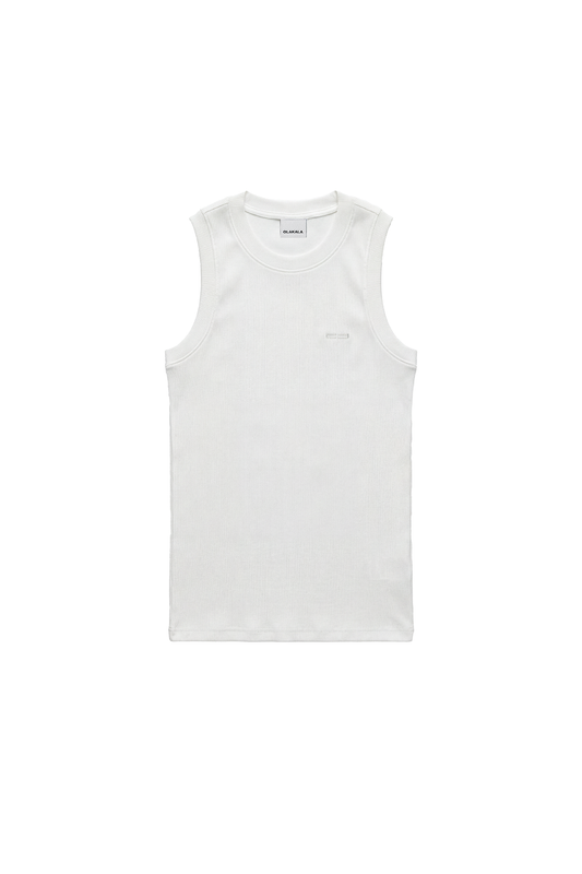 OLAKALA CC Core Tanktop White aus elastischem Rippstoff mit gesticktem Logo auf der Brust, flach präsentiert, zeigt klare, definierte Silhouette und vielseitige Unisex-Anwendungsmöglichkeiten.