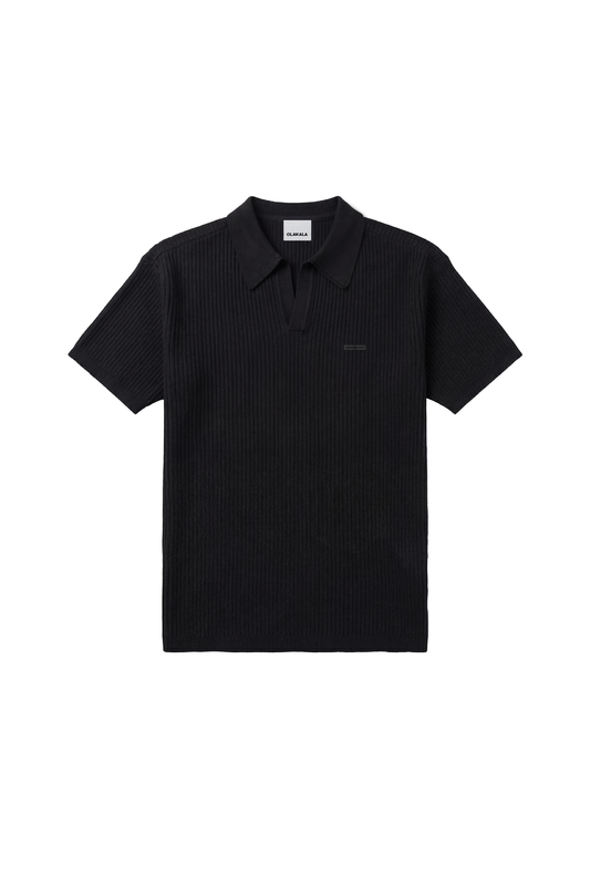OLAKALA® CC Core Rib Knit Polo in Schwarz, kurz geschnitten, mit klassischem Kragen, knopflose Leiste und gesticktem Logo links auf der Brust.