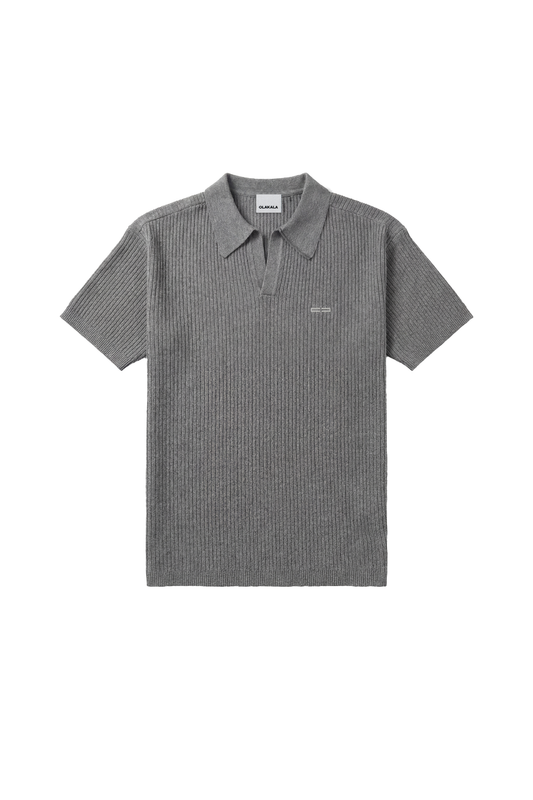 CC Core Rib Knit Polo Gray mit kurzen Ärmeln, knopflose Leiste und feinem Rippstrick; charakteristisches, modernes Design mit Logo auf der Brust.