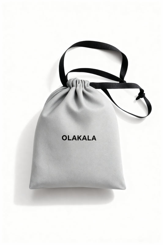 Kleine, hellgraue Wildleder-Tasche mit Kordelzug, OLAKALA vorne bedruckt, präsentiert den CC Icon Cardholder im minimalistischen Stil.