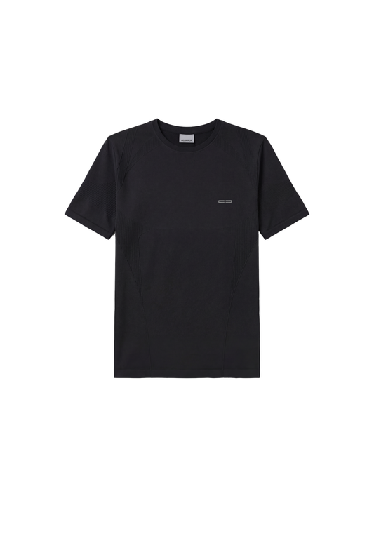 Compression T-Shirt Black mit gerippten Schulter- und Seitenpaneelen, kleinem Logo auf der Brust und OLAKALA Label im Nacken, nahtlose, anatomische Passform.