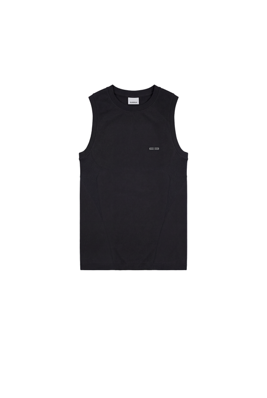 Schwarzes ärmelloses Compression Tanktop von OLAKALA mit rundem Halsausschnitt und Logo auf der Brust, nahtlos gestrickt für Bewegungsfreiheit und hohen Tragekomfort.