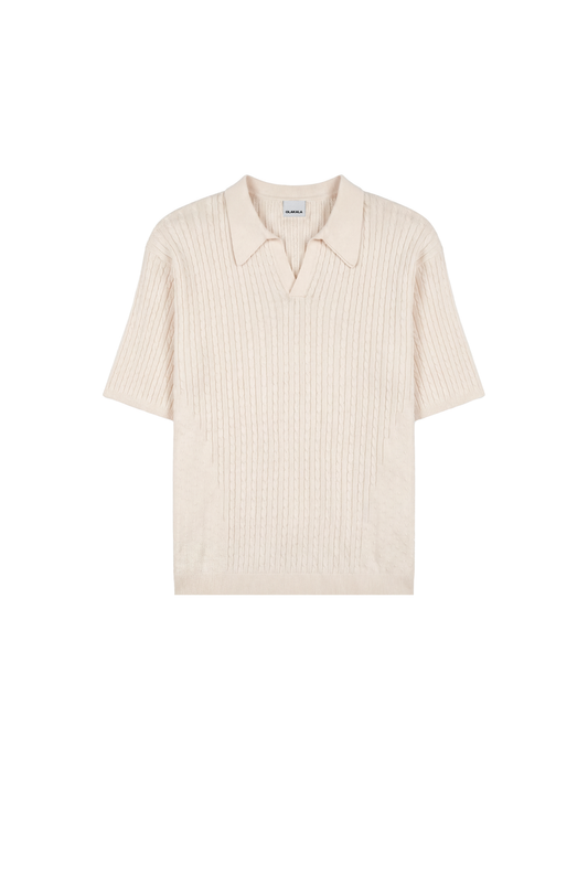 Fitted Knit Polo Creme: Kurzärmeliges, cremefarbenes Zopfmuster-Poloshirt mit V-Ausschnitt, geripptem Saum und progressivem Kragen für elegante, moderne Passform.