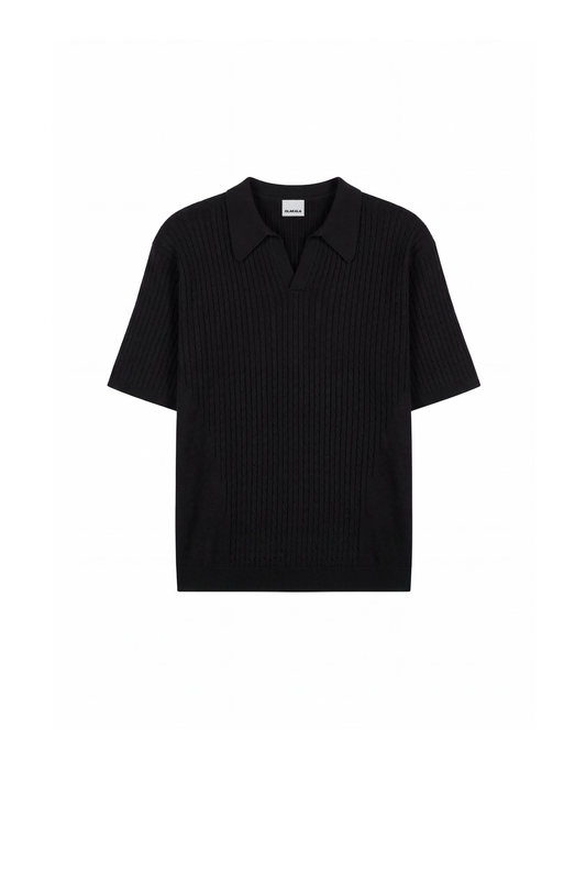 Schmal geschnittenes, schwarzes Poloshirt mit Zopfmuster, klassischem Kragen, V-Ausschnitt, und gerippten Säumen, vereint klassische Eleganz mit moderner Strickästhetik.