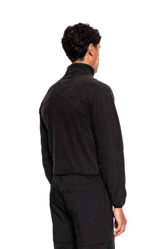 Rückansicht eines Mannes im schwarzen Light Fleece Jacket mit hohem Kragen, präsentiert die sportliche Passform und Funktionalität als Midlayer für OLAKALA.