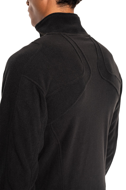 Person trägt eine Light Fleece Jacket Black mit hohem Kragen. Sichtbar sind texturierte Fleece-Struktur und ergonomische Nähte über Schultern und Rücken.