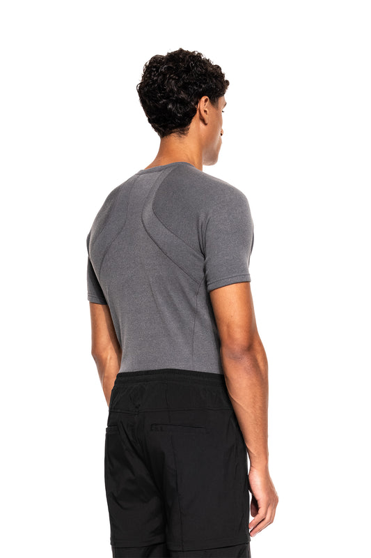 Mann von hinten in Terra Base Layer T-Shirt Gray, betont sportlicher Schnitt, atmungsaktiv und angenehm, ideal als erste Schicht oder solo tragbar.