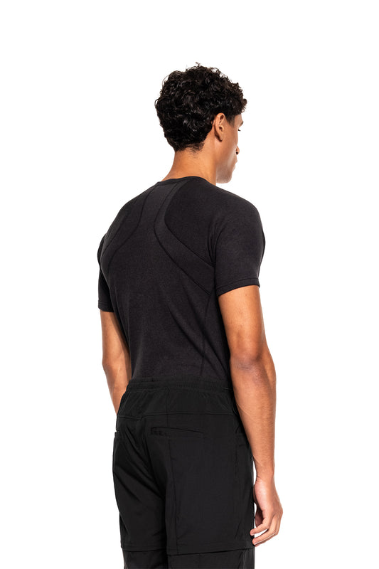 Junger Mann in Terra Base Layer T-Shirt Black, Rückansicht. Sportlicher Schnitt für moderne Funktionalität, ideal als vielseitige Basisschicht für kalte Temperaturen.