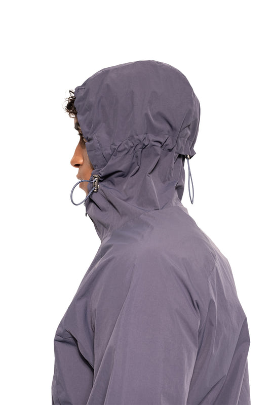 Person im Profil mit dem Windbreaker Icon Gray, Kapuze eng zugezogen, ideal für Sport und Alltag, bietet Bewegungsfreiheit und Schutz vor Wind.