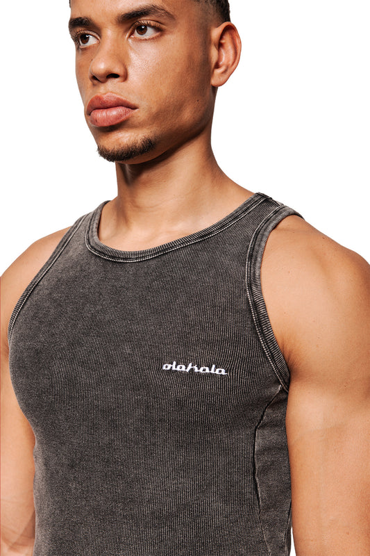 Young man in the Echoes tank top with embroidered olahala logo on the chest, showing details of the side seams and the tight fit.