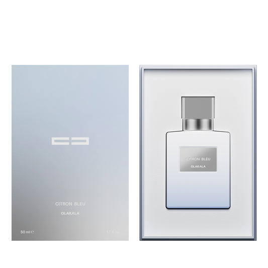 Citron Bleu Extrait de Parfum: Rechteckige Glasflasche mit silbernem Deckel, präsentiert auf einer silber-blauen Verpackung. Eleganter Duft mit Zitrus- und Fruchtnoten von OLAKALA.