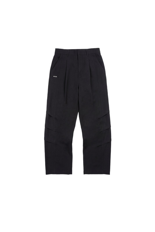 Gills Dress Pants Regular Fit Black mit geraden Beinen, Bundfalten, asymmetrischen Taschen und Logo-Detail auf der Hüfte, ideal für vielseitige Looks im OLAKALA-Stil.